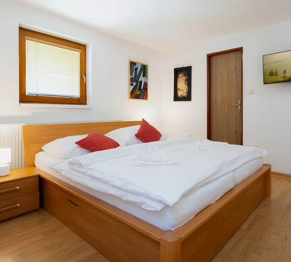 Trojlôžková izba s manželskou posteľou Deluxe